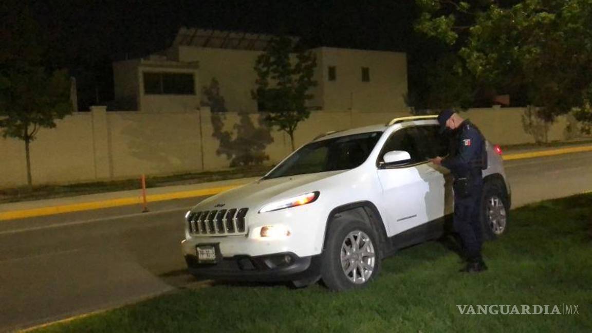 Detienen a ebrio al norte de Saltillo; se quedó dormido al volante