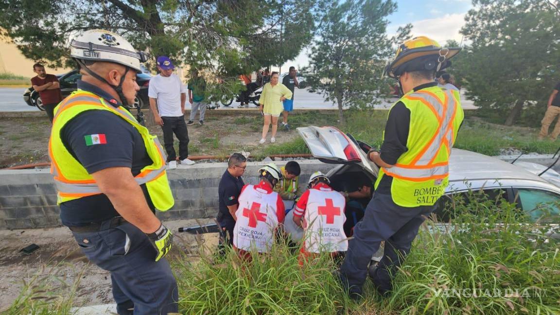 Mujer convulsiona y cae en canal de desagüe en Las Maravillas, en Saltillo