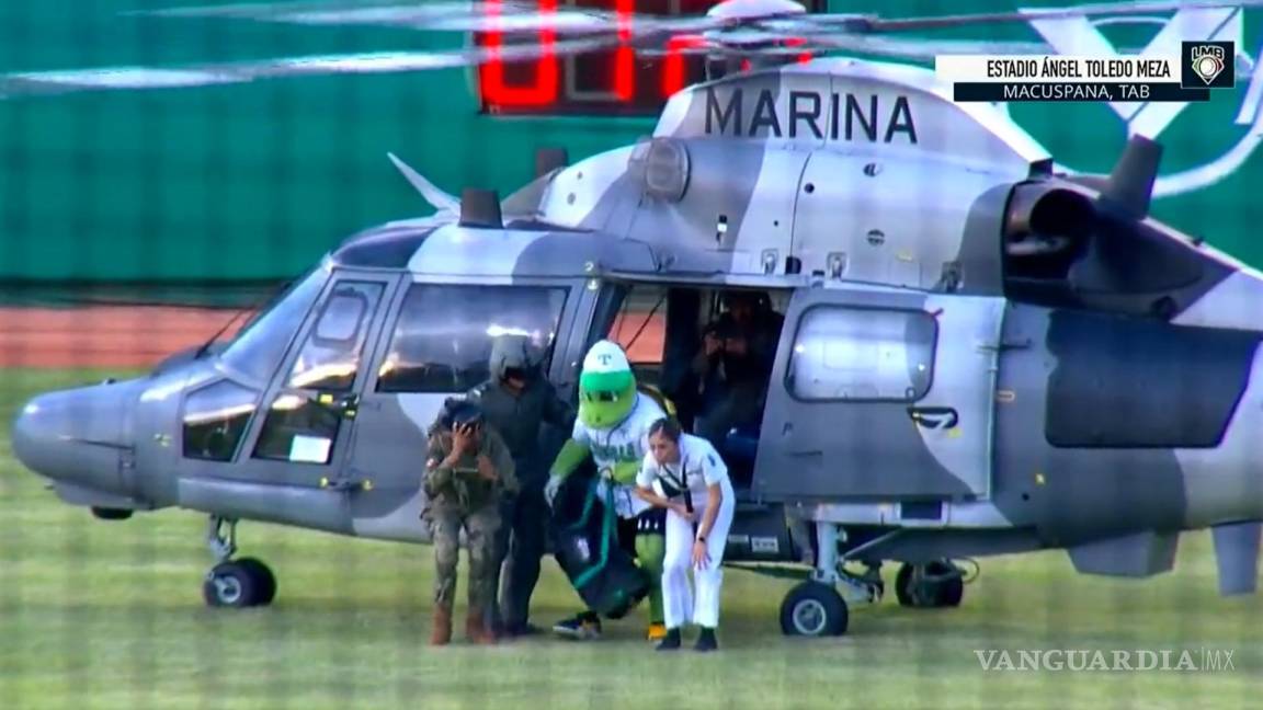 Helicóptero de la Marina traslada a ‘Pochi’, la mascota del equipo de béisbol favorito de AMLO