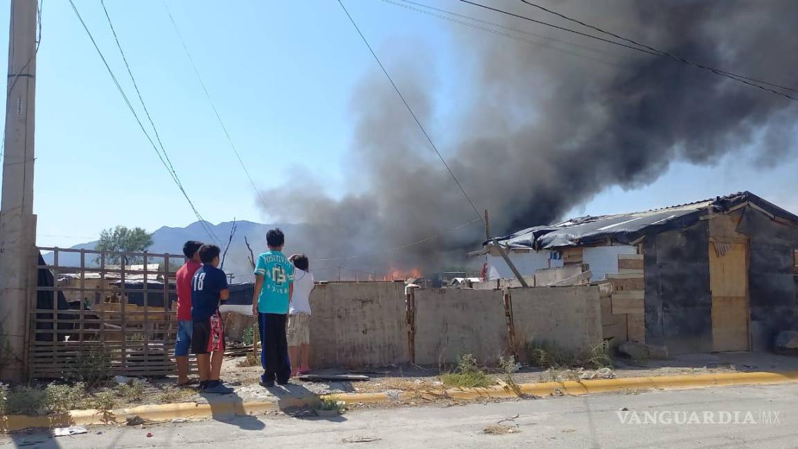 Siete familias quedan en la calle por incendio de tejabanes en Saltillo
