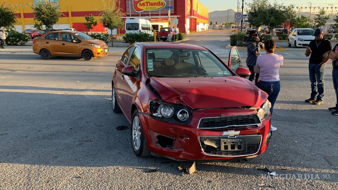 Presunto agente ministerial causa choque en el periférico LEA en Saltillo y se niega a pagar