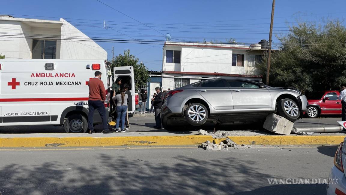 Conductora dormita, tumba lámpara y atropella a joven en camellón central de Saltillo (video)