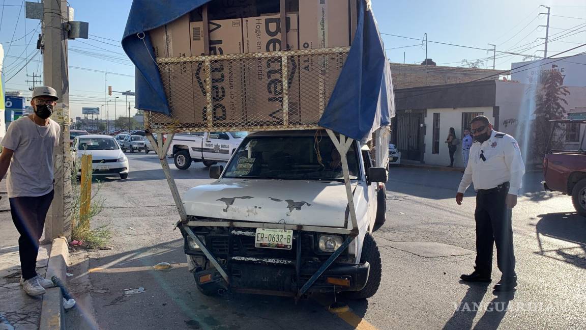 Saltillo: joven conductor provoca choque al conducir un camión de carga en la Fragua