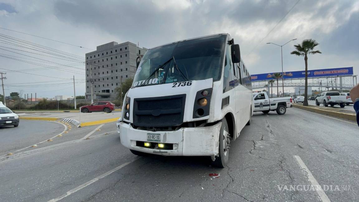 Accidente vial deja incrustado a auto debajo de camión; lo habían chocado
