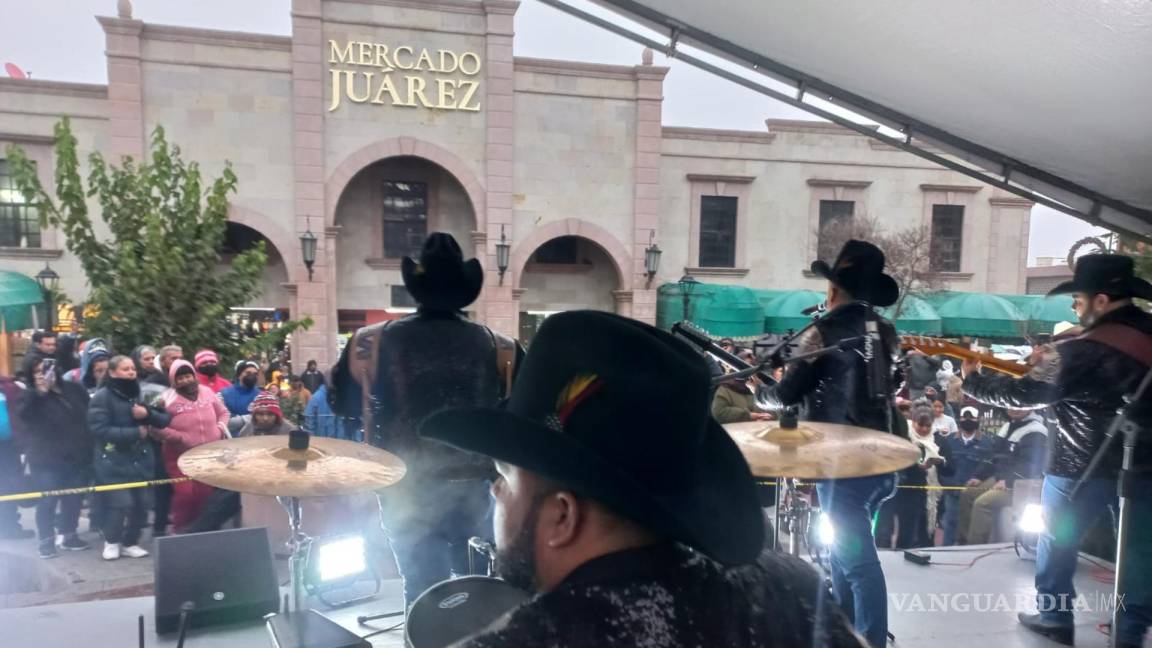Festejan 65 aniversario del Mercado Juárez de Saltillo con pastel y música en vivo
