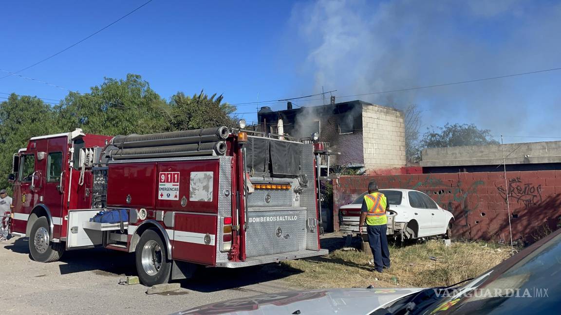 Saltillo: Incendio consume la parte alta de una vivienda en la colonia Vista Hermosa; rescatan a ‘lomito’