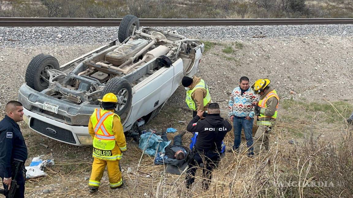 Conductor vuelca en la carretera a Zacatecas; buscaba evitar choque por alcance