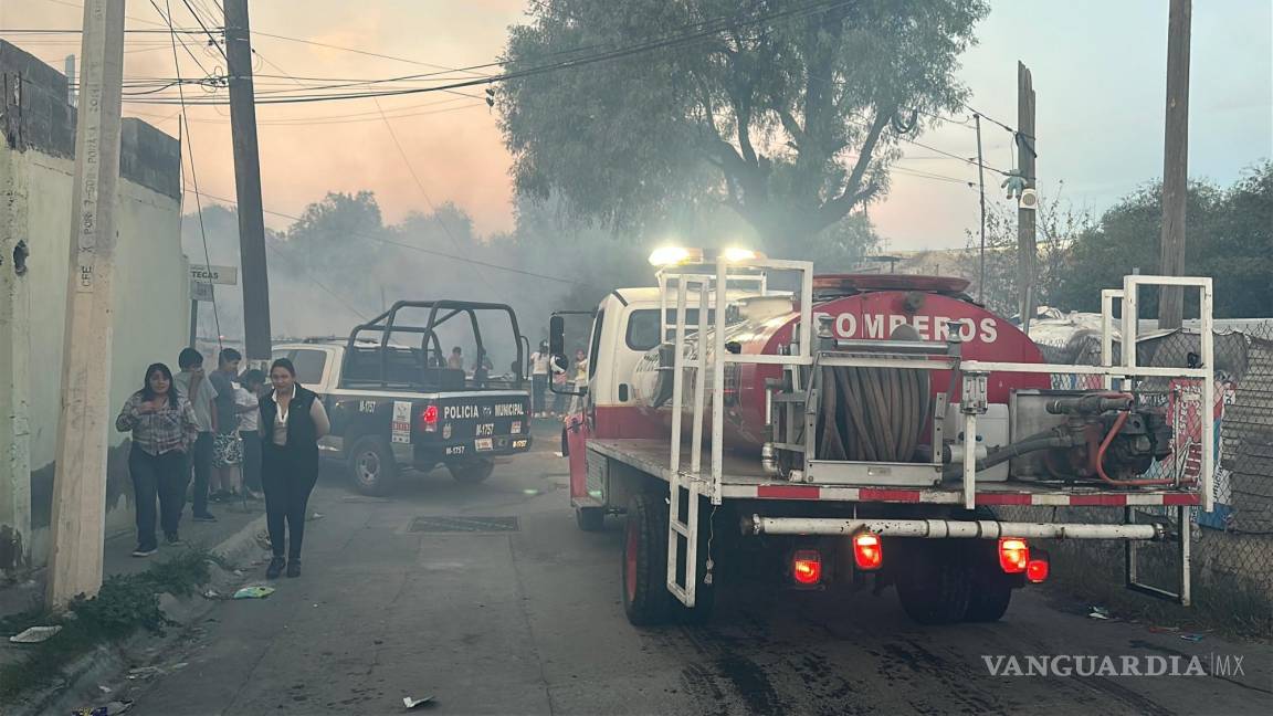 Se incendia arroyo de la colonia Anáhuac y arrasa con un tejabán, en Saltillo