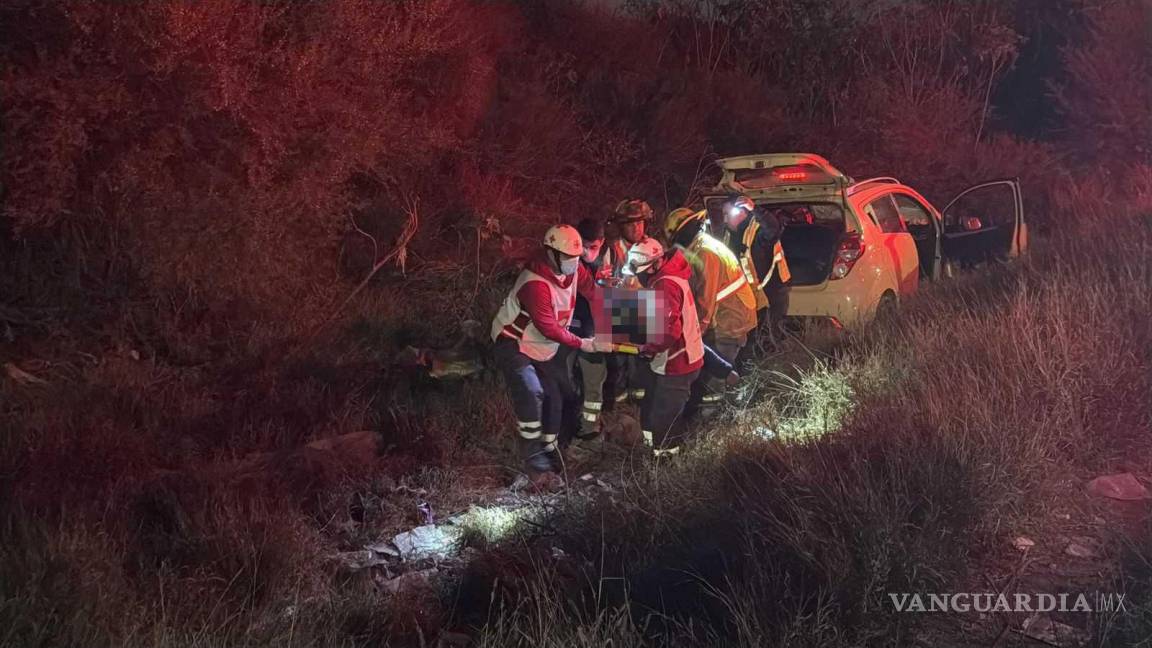 Invade carril y choca contra transporte de personal al oriente de Saltillo; conductor termina atrapado