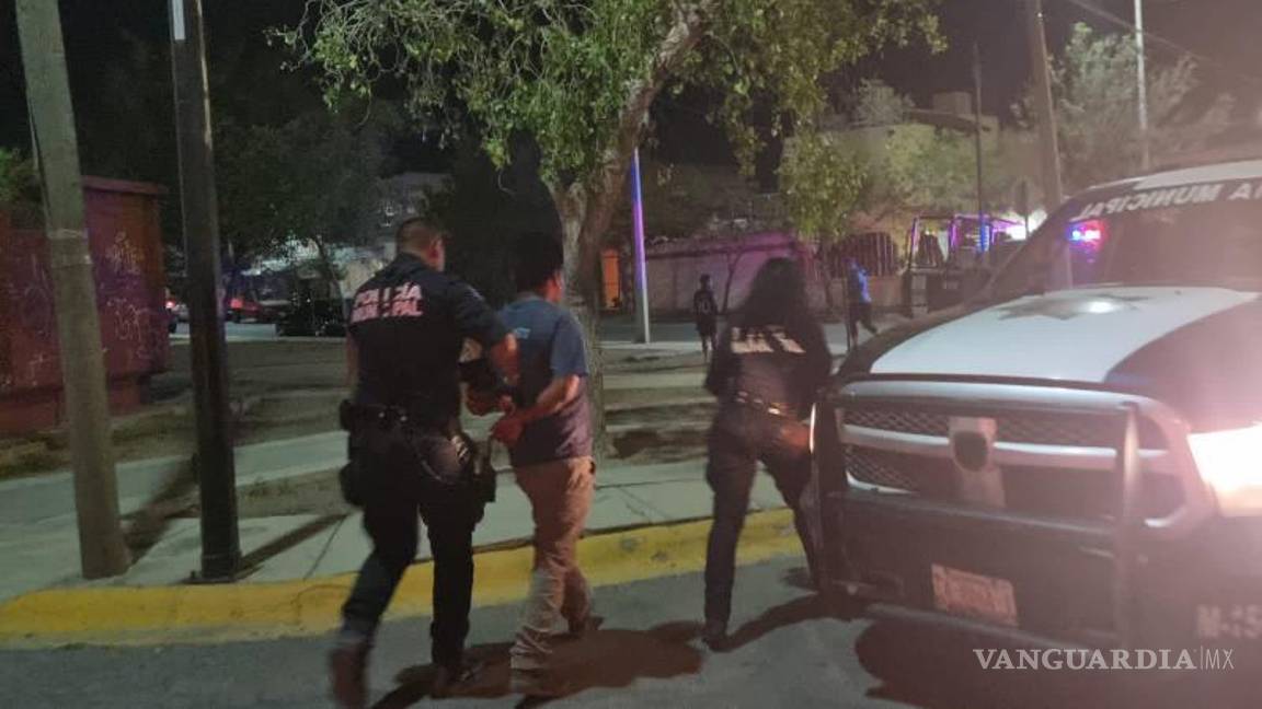 $!El dueño del Dodge Attitude blanco, había llegado al negocio para comprar un refresco y dejó el auto encendido con las llaves puestas debido a una falla en el sistema eléctrico.