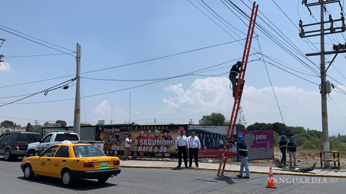Saltillo: semáforos se descomponen y provocan aparatoso accidente