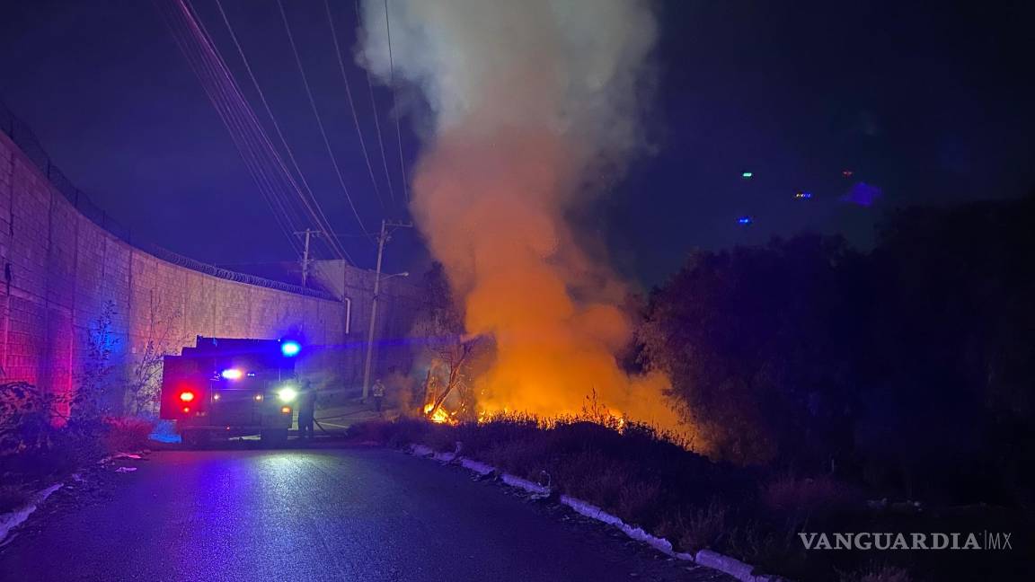 $!La rápida acción de los Bomberos evitó que las llamas alcanzaran las viviendas.