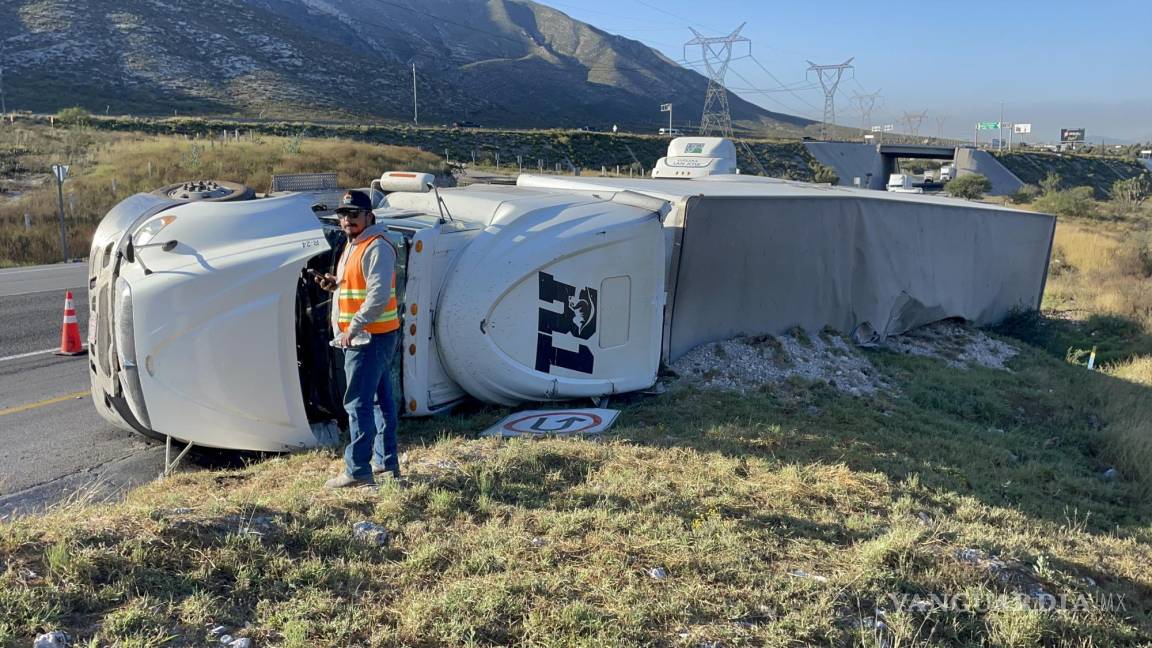 Esquiva a tráiler y vuelca en la carretera Saltillo-Monterrey