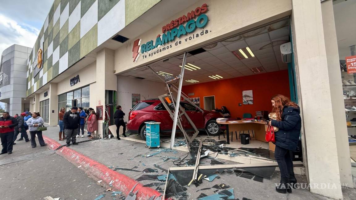 Automovilista se mete hasta el fondo en local de Plaza Mirasierra