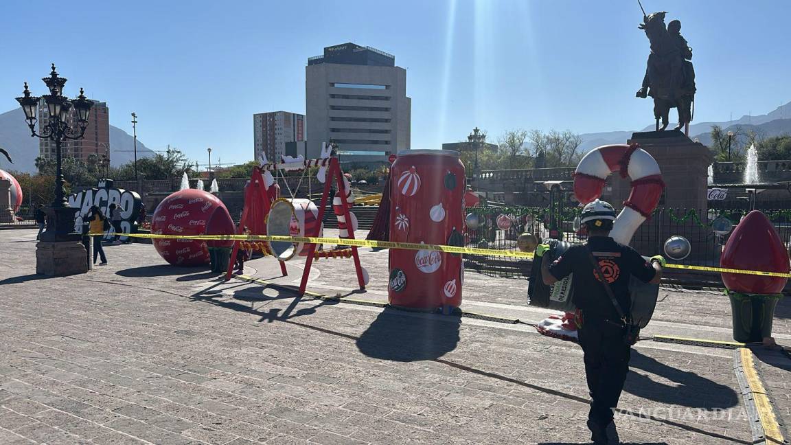 Rachas de viento tumban decoración navideña en la Macroplaza de Monterrey