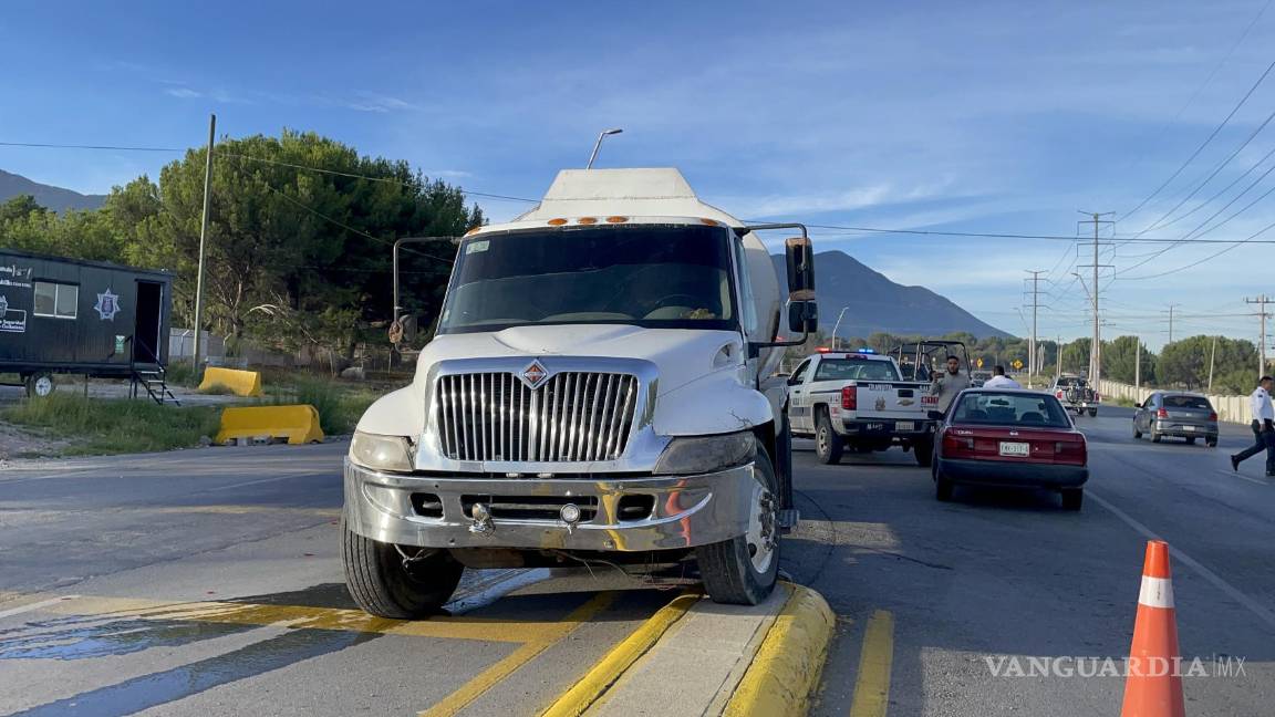 Saltillo: Proyecta pipa un auto en la entrada de la Narro