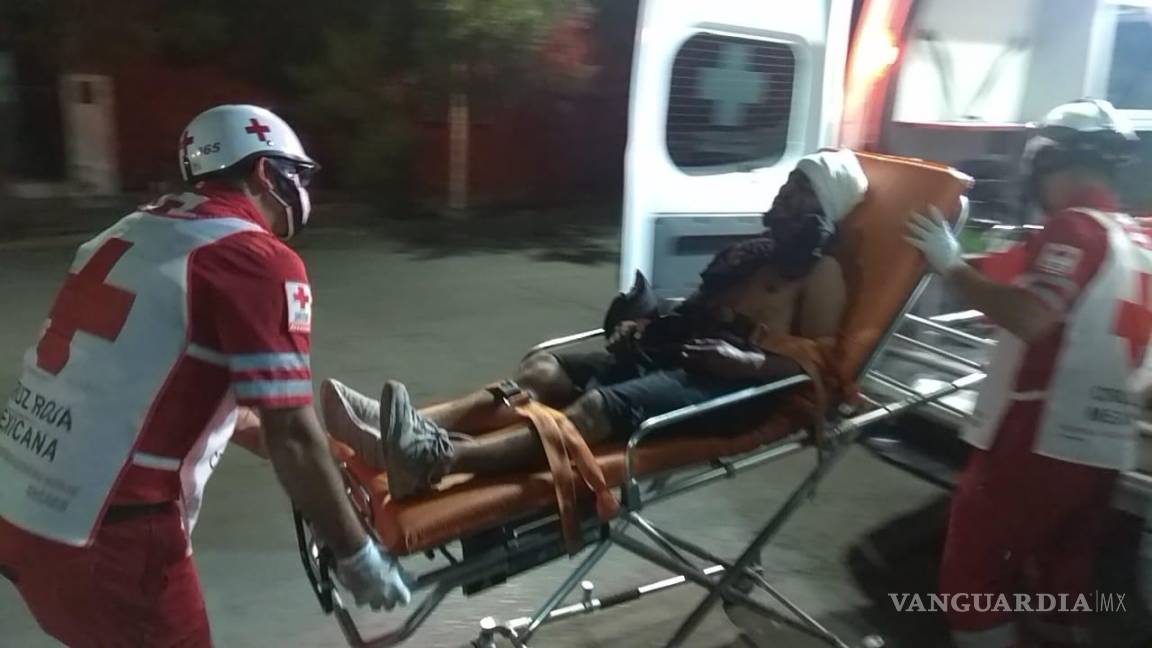 Saltillo: ‘amigos’ golpean y asaltan a joven migrante, vecinos lo encuentran herido en el suelo