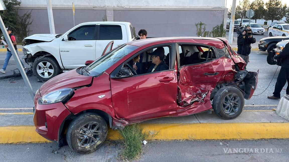 Saltillo: aparatoso accidente deja dos heridos; un menor y un adulto son trasladados a un hospital