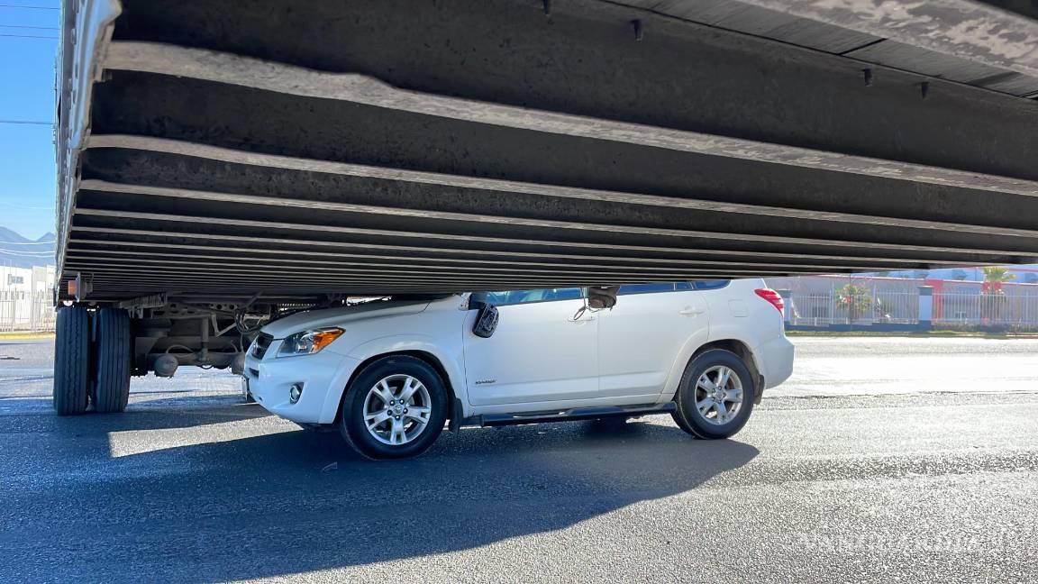 Sobrevive de milagro; se mete abajo de tráiler en el Libramiento OFT