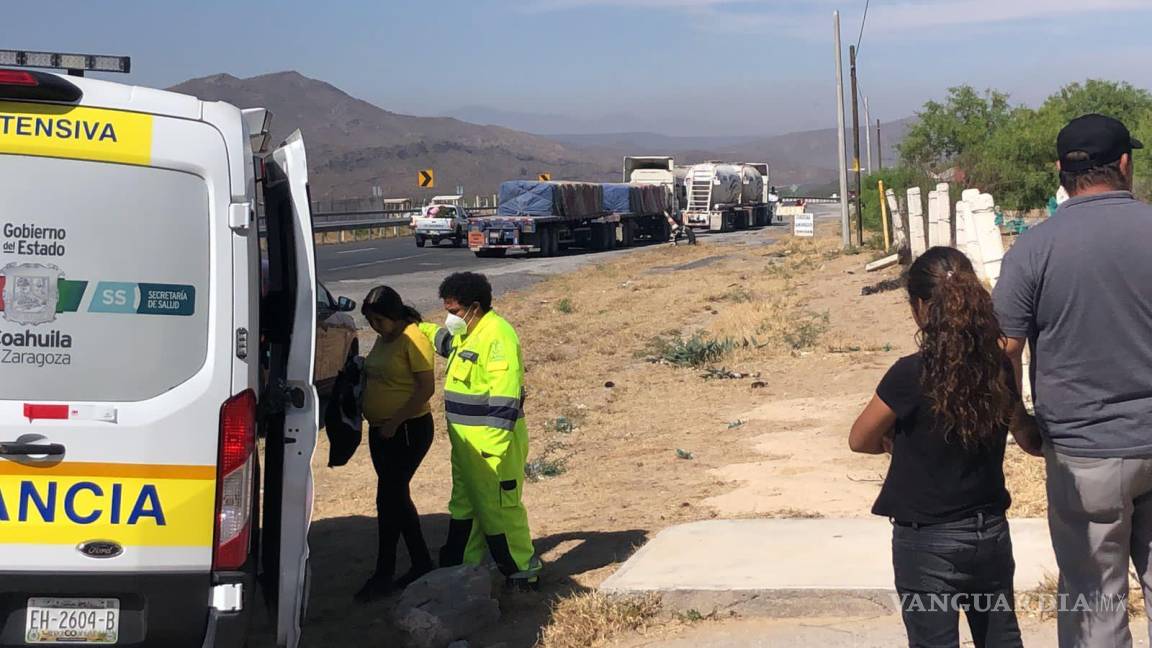 $!Atienden a mujeres tras accidente en la carretera Torreón-Saltillo