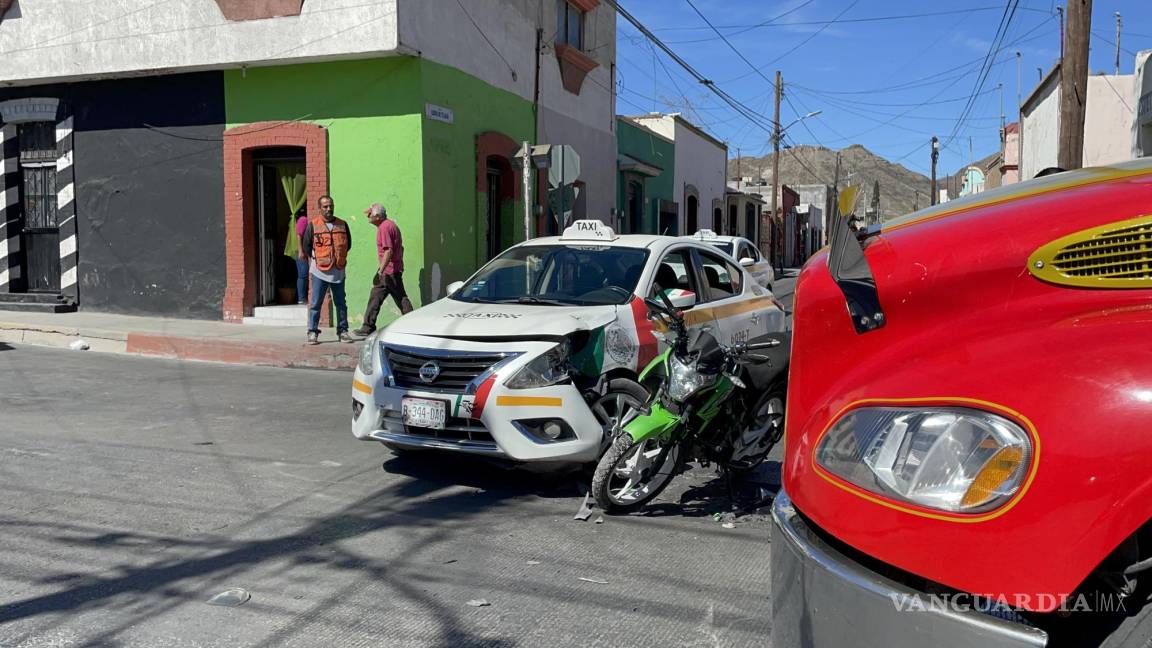 Choca motocicleta a taxi en Zona Centro de Saltillo; mujer resulta lesionada