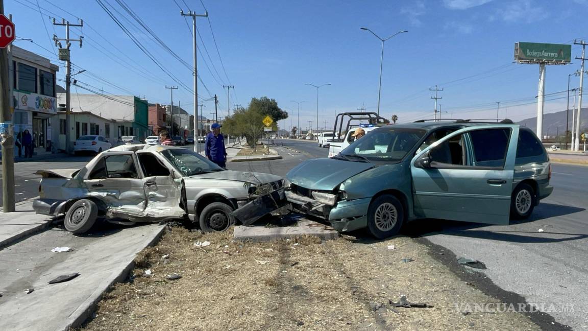 Aparatoso choque deja a conductor herido y vehículos destrozados al poniente de Saltillo