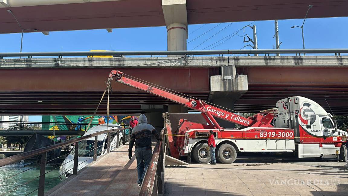 Cae auto con adulto mayor a canal del Paseo Santa Lucía, en Monterrey