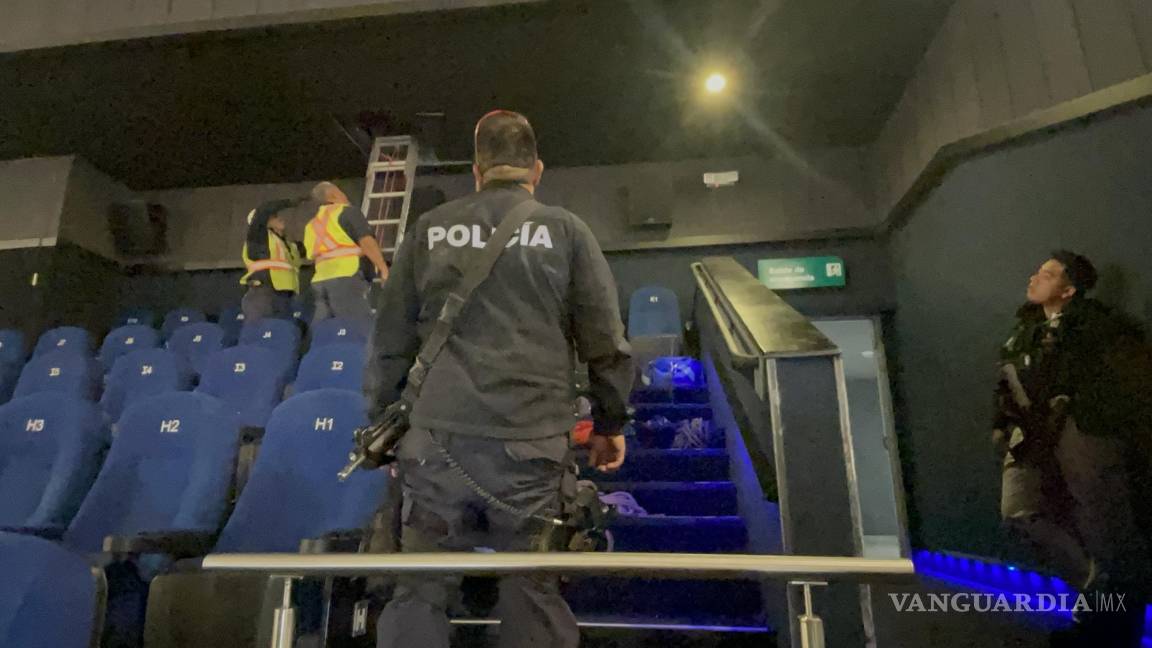 Sujeto entra a robar a un cine de Saltillo y se esconde en el techo; lo bajan 7 horas después