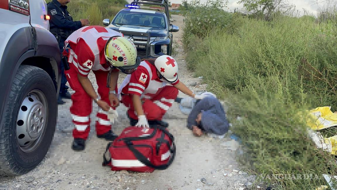 Agreden a hombre al confundirlo con un ladrón en Saltillo y lo abandonan en terreno baldío