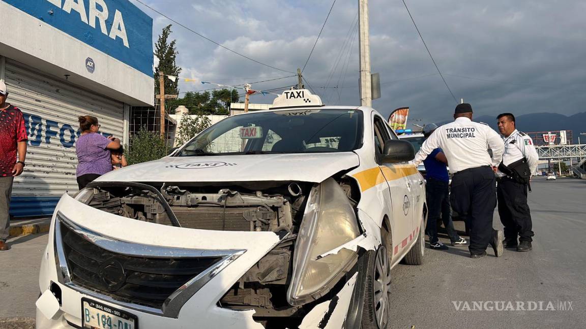 Taxi embiste a motocilista en Otilio González, en Saltillo; está grave