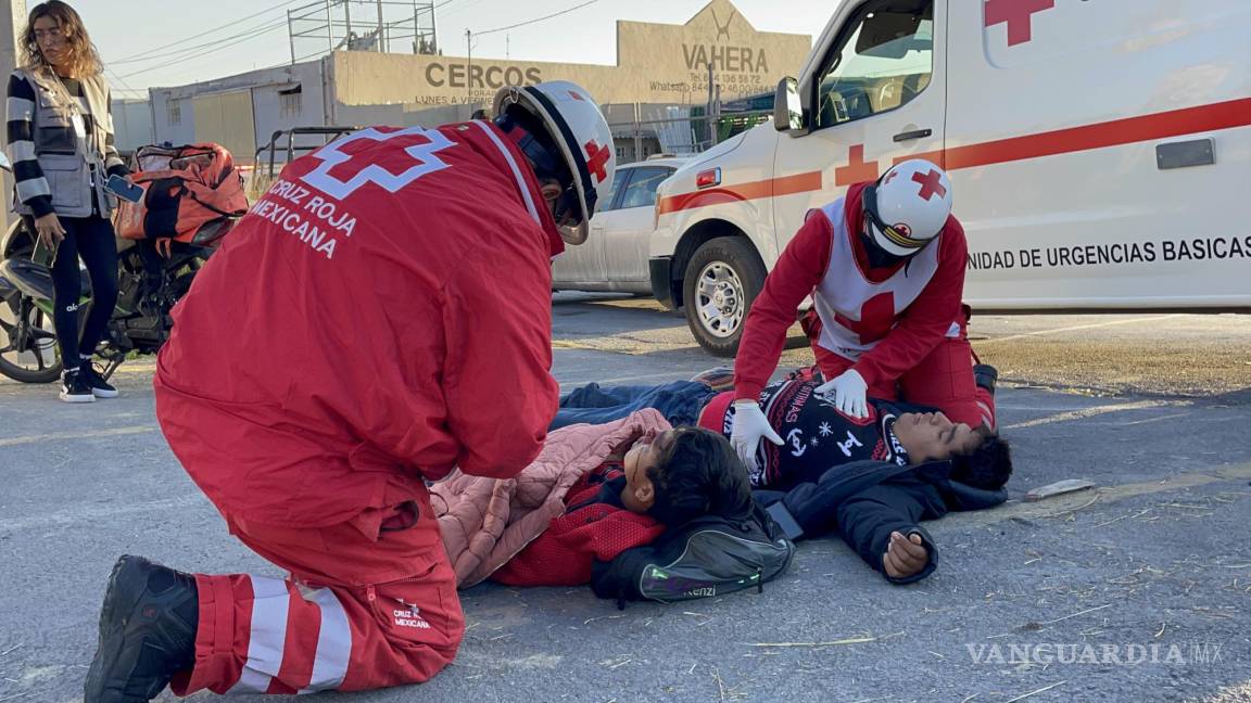 Saltillo: imprudente automovilista arrolla a jovencitos en su moto