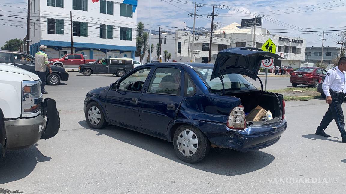 Por no tener precaución, provoca carambola de tres autos, en Saltillo