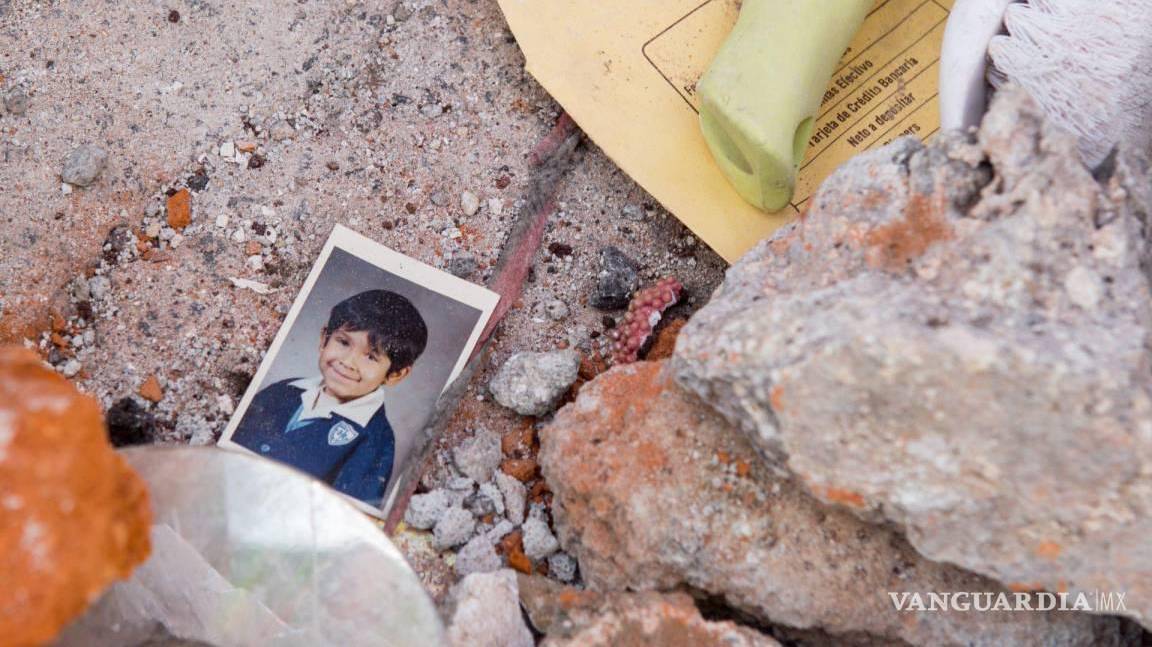 $!Fotografías y objetos, recuerdos de familias han quedado en los escombros de los diversos edificios colapsados por el terremoto en CDMX.