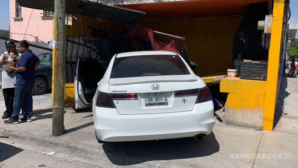 Veloz conductor se mete a una pollería en la colonia Morelos de Saltillo