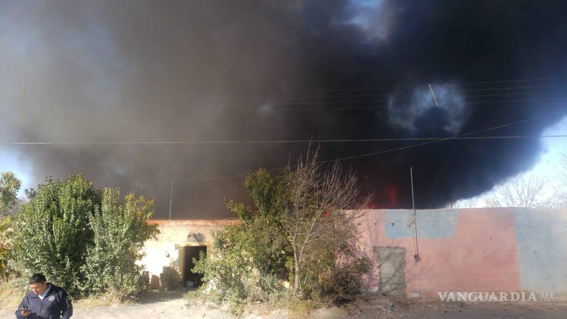 Fuerte incendio de casa en Parras deja afectaciones a vecinos y animales muertos