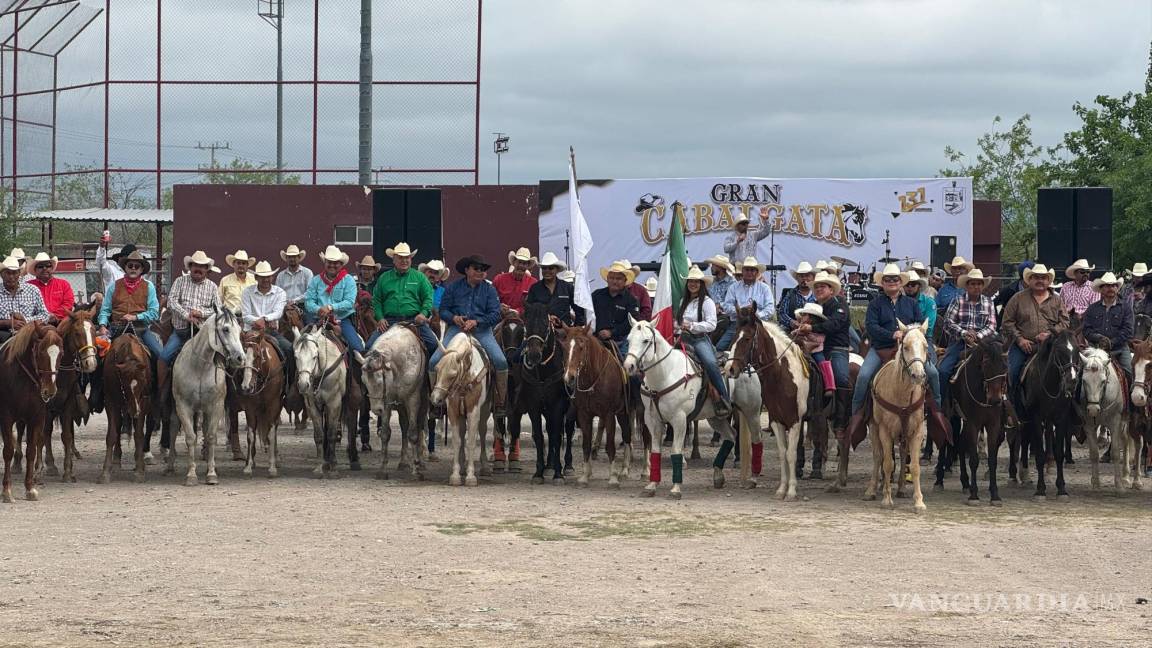 Celebran 131 aniversario de Frontera, Coahuila, con tradicional cabalgata