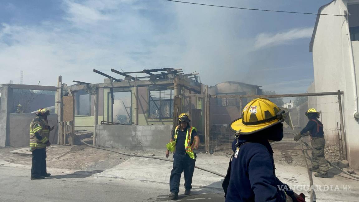 Fuego arrasa con casa en obra negra en Saltillo; detienen a un sospechoso, pero lo liberan