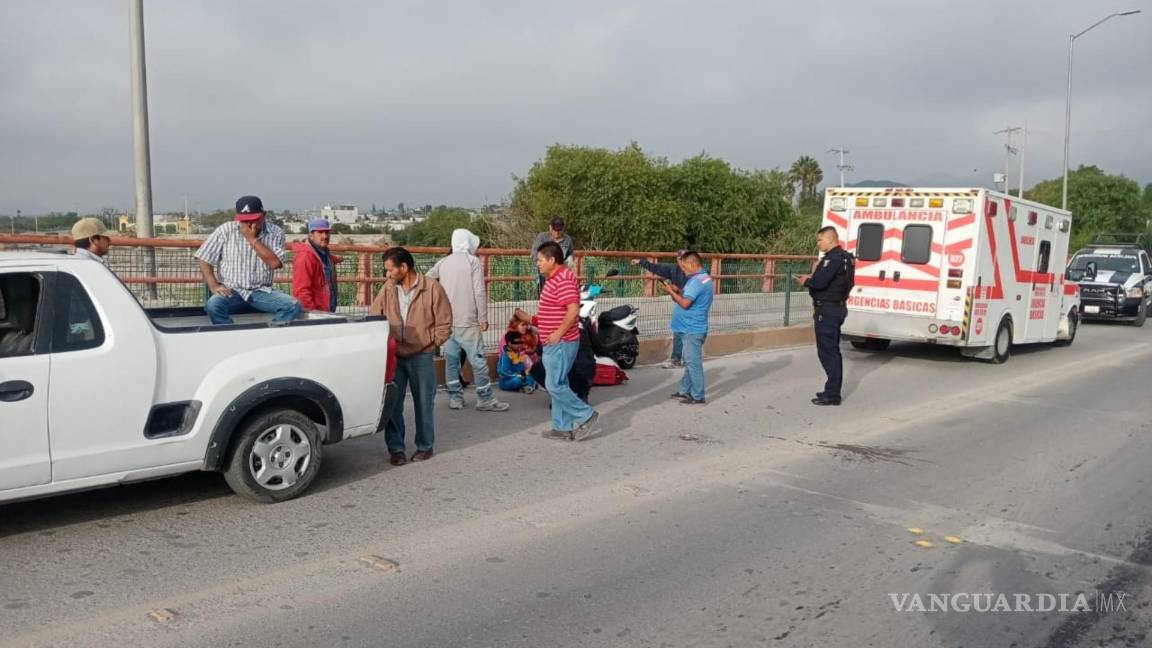 $!El accidente fue en pleno puente vehicular del bulevar Mariano Morales en Ramos Arizpe.