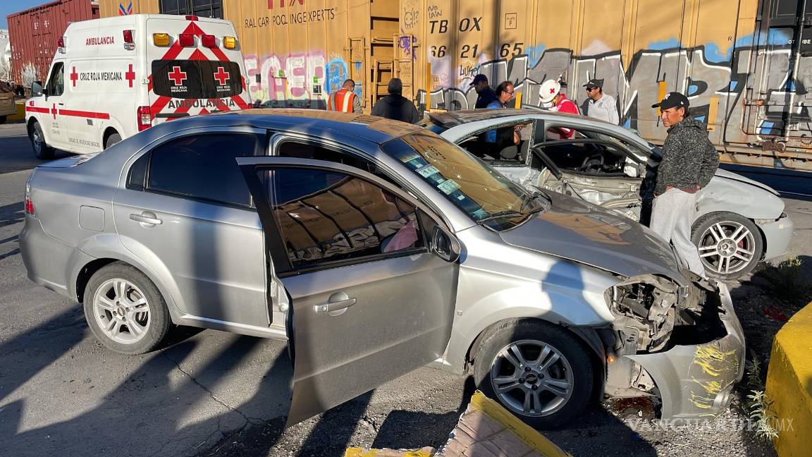 Conductora intenta ganarle el paso al tren y es proyectada contra otro auto, al norte de Saltillo