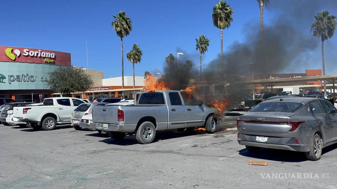 Camioneta se incendia en plaza comercial al oriente de Saltillo; dos autos más resultan afectados