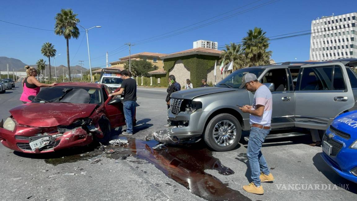 Le quitan visibilidad, se atraviesa y deja 2 heridos en aparatoso percance al norte de Saltillo