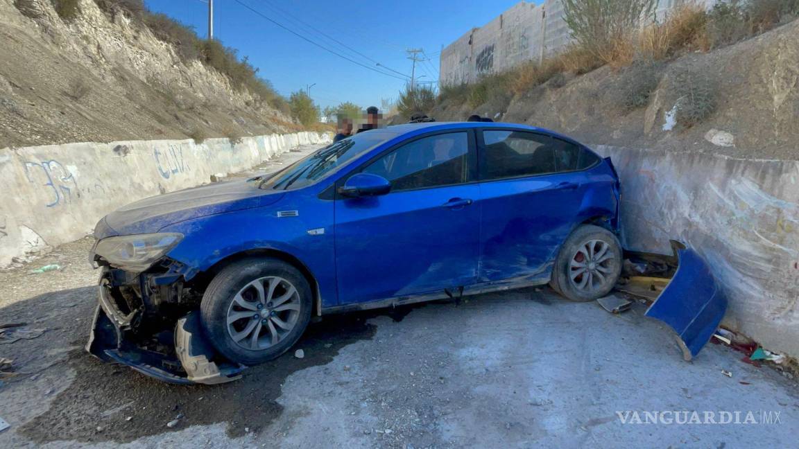 Caen jóvenes con su vehículo a un arroyo en Ramos Arizpe; sin lesionados