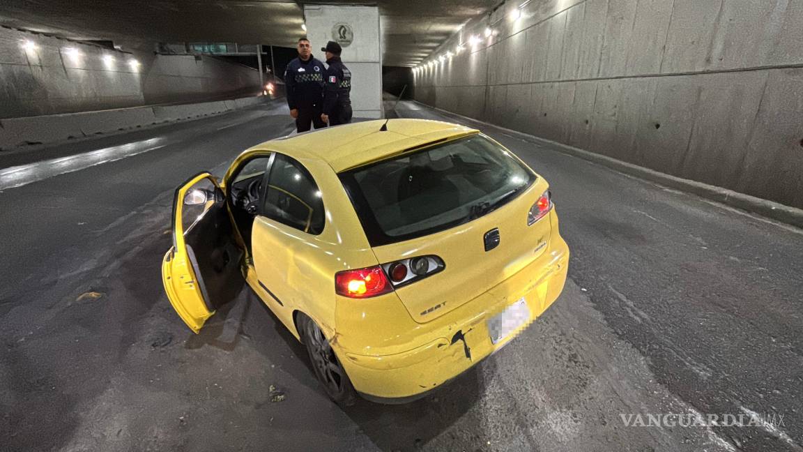 $!La unidad siniestrada fue remolcada a un corralón, donde permanecerá hasta que se cubran los daños y sanciones correspondientes.