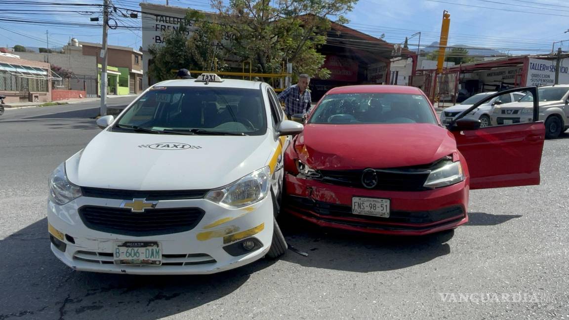 Taxi sale de taller mecánico y choca contra vehículo en Saltillo; afectada viajaba con su mascota