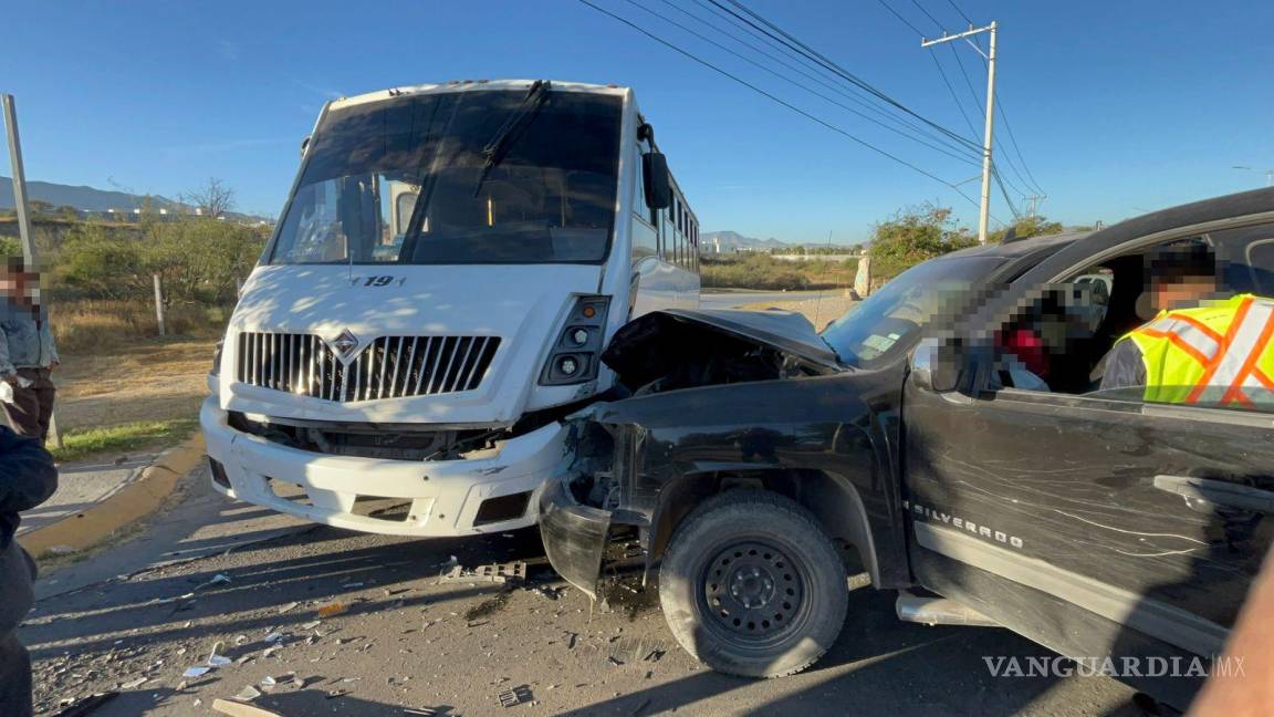 Se pasa el alto y choca contra Ruta 18 en Saltillo; pasajeros resultan lesionados