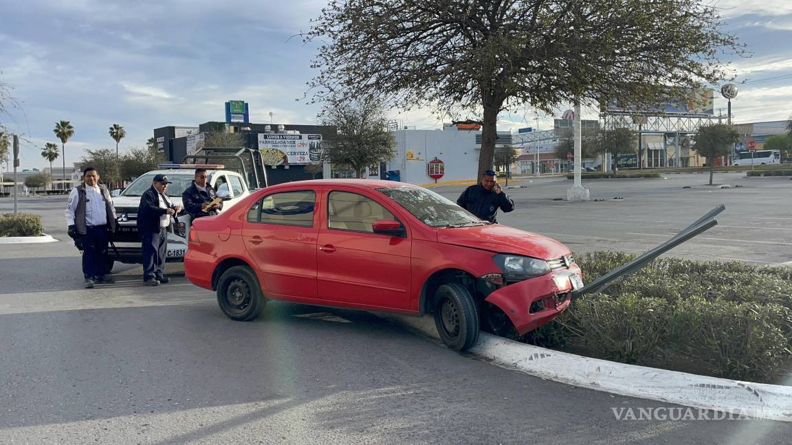 Abandona su auto tras chocar contra jardinera en plaza comercial de Saltillo