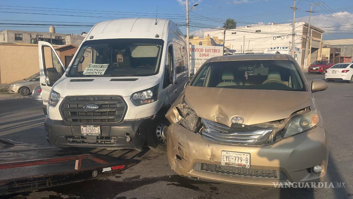 Transporte de personal no cede el paso y se estrella contra camioneta en Saltillo; cinco resultan heridos