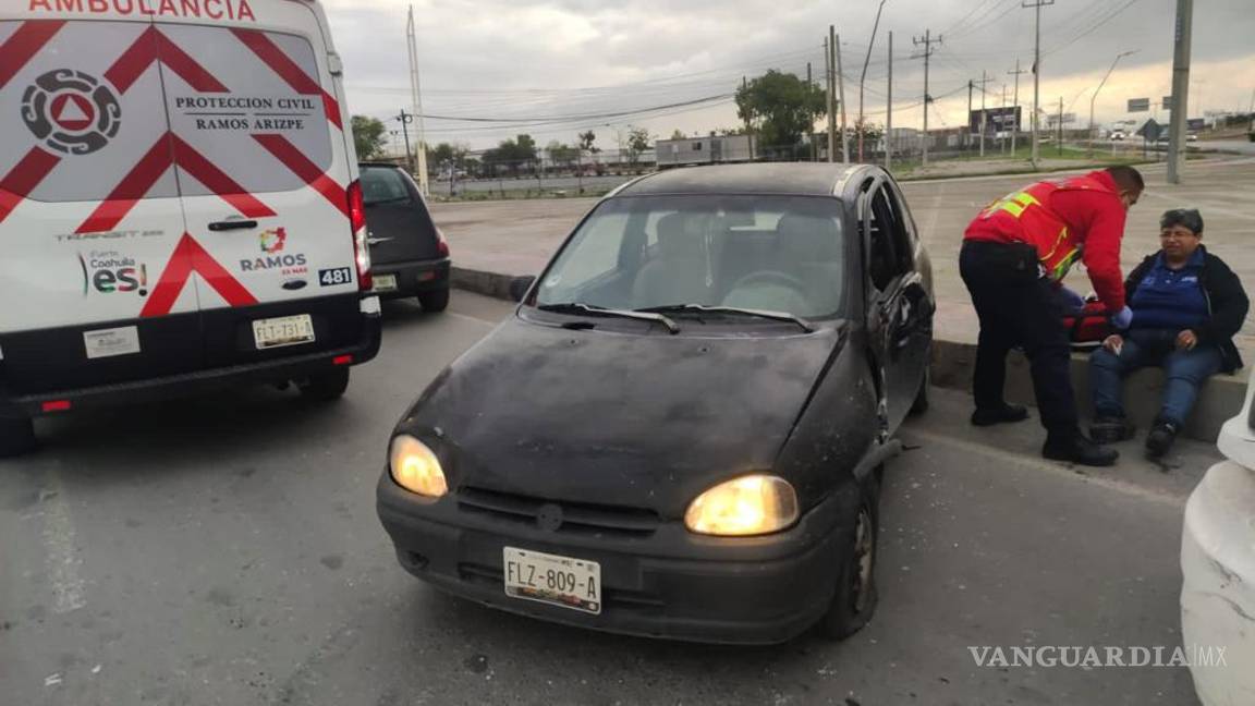 $!La conductora afectada presentó un enorme susto y no quiso que la llevara a un hospital.