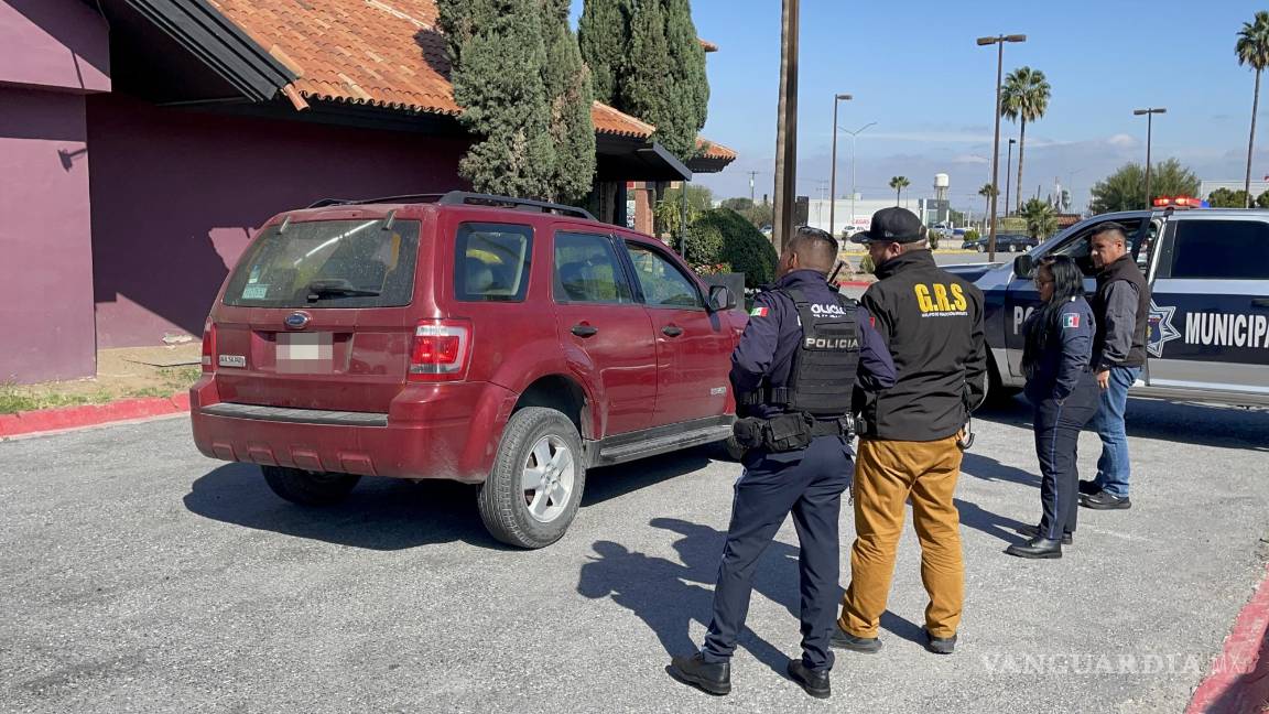 Roban camioneta y la abandonan en plaza comercial de Saltillo