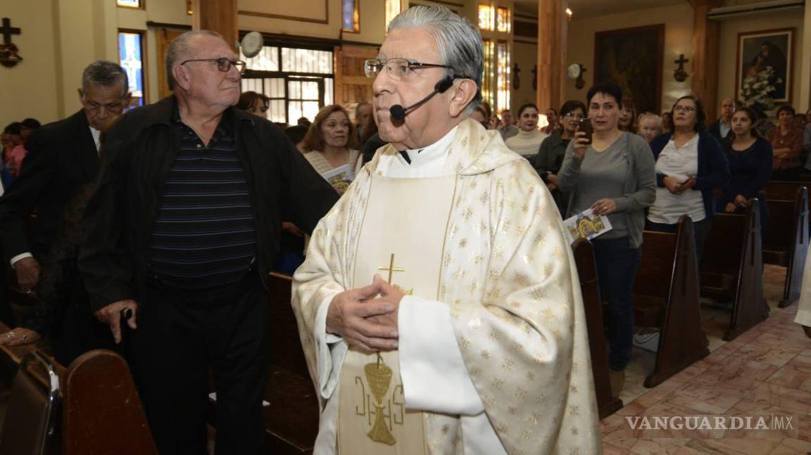 Tras operación, oran por padre Humberto González
